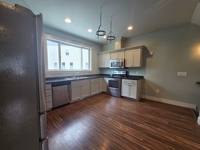 Building Photo - Beautiful 2 bed 1.5 bath townhome