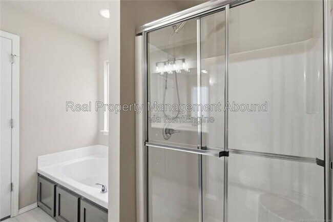 Building Photo - 3706 S 13th Pl