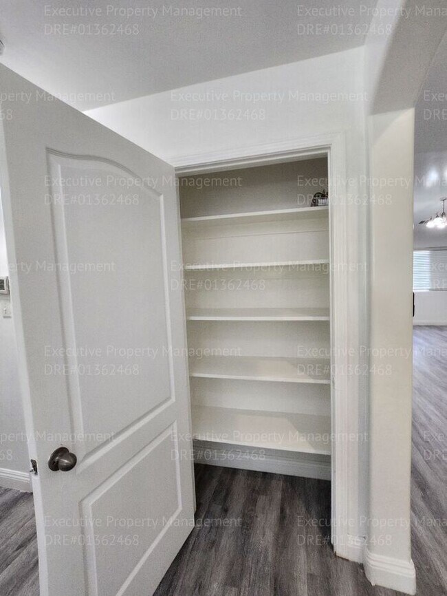 Building Photo - 4 bedroom/ 2 bathroom located in the South...