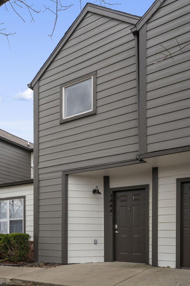 Building Photo - 1447 E Oakwood Ln