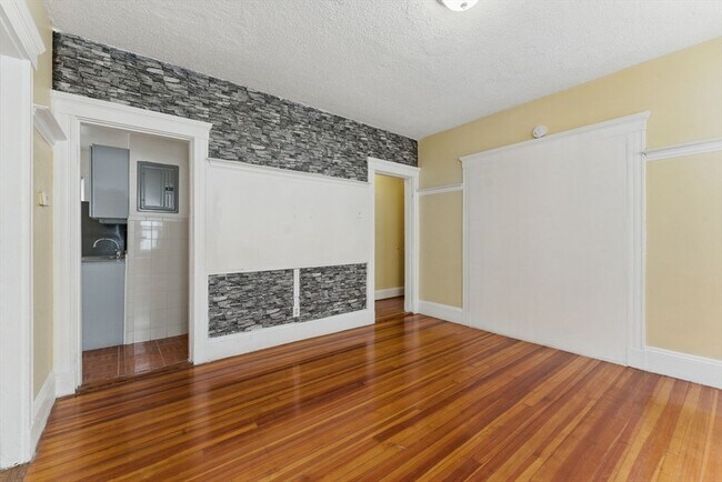 Building Photo - 17 Hillsboro St