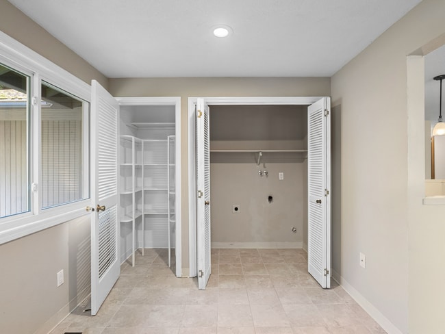 Building Photo - 1107 Meadowview Ct