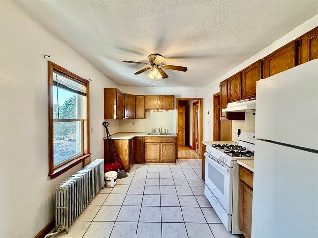 Building Photo - 156 Main St