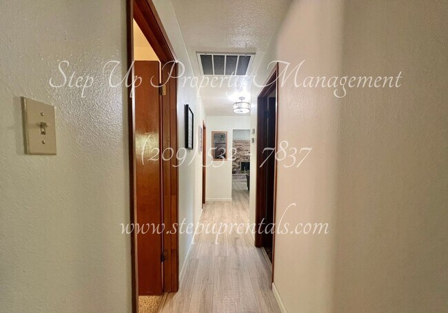 Building Photo - Inviting 3-Bedroom Home in Desirable Twain...