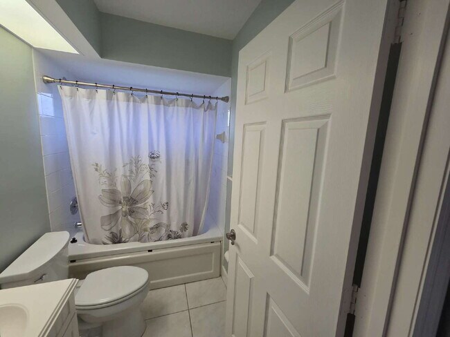 Building Photo - "Charming 2-Bed, 2-Bath North Port Retreat with Gleaming Hardwood Floors!"
