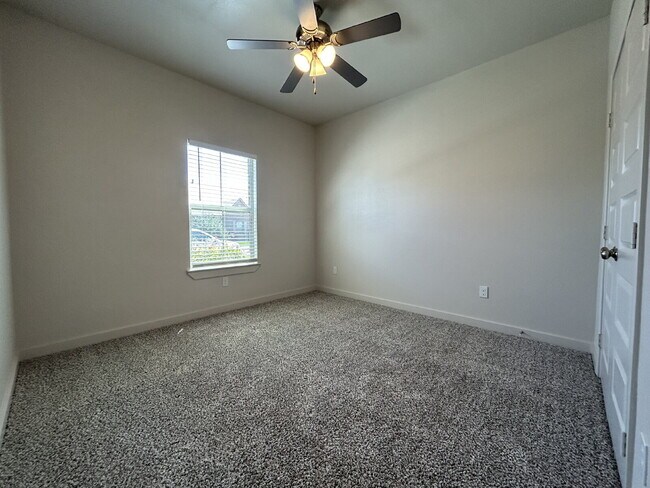 Building Photo - MOVE IN SPECIAL - Beautiful 3/2 Located Directly East Of Cooper East Elementary