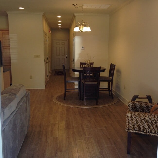 Dining area - 1220 E Kentucky Ave