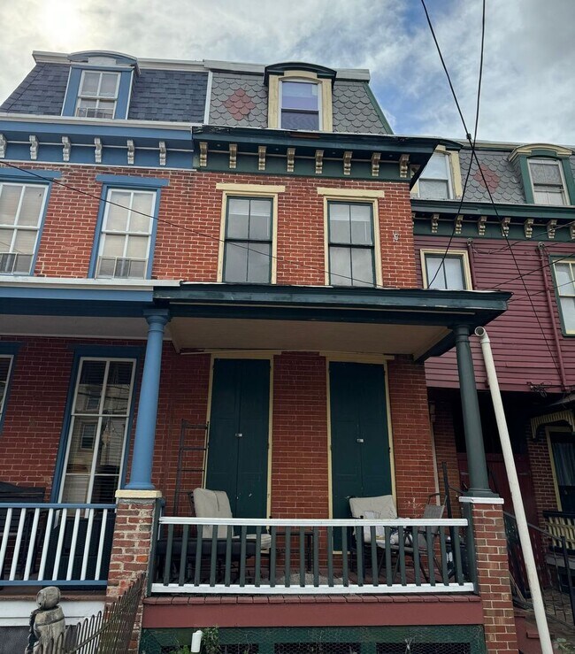 Building Photo - 112 Linden St