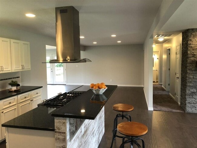 Building Photo - Beautiful home, rural setting but close to...