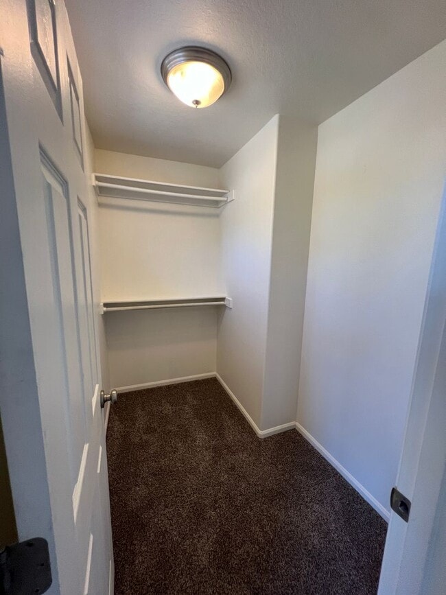 Building Photo - 3 Bedroom 2 Bath Duplex in Springfield on a cul-de-sac