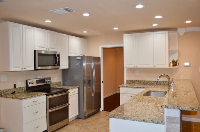Building Photo - Beautiful 3 bed 2 bath home in a quiet nei...