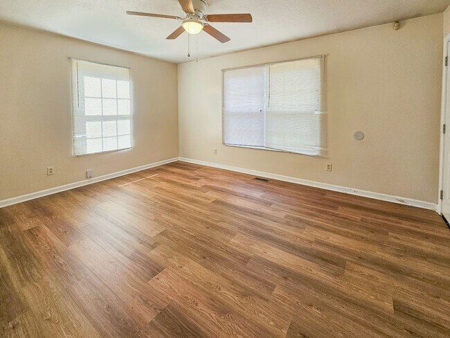 Building Photo - Knoxville 37921 - 3 bedroom, 2 bath Duplex - Contact Ryan Fogarty 865-333-4840