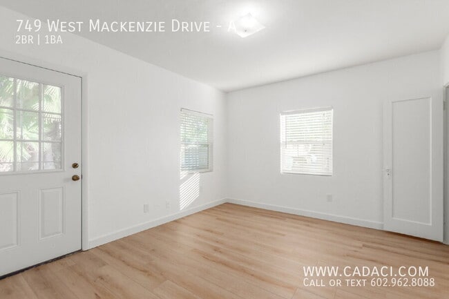 Building Photo - 749 W MacKenzie Dr