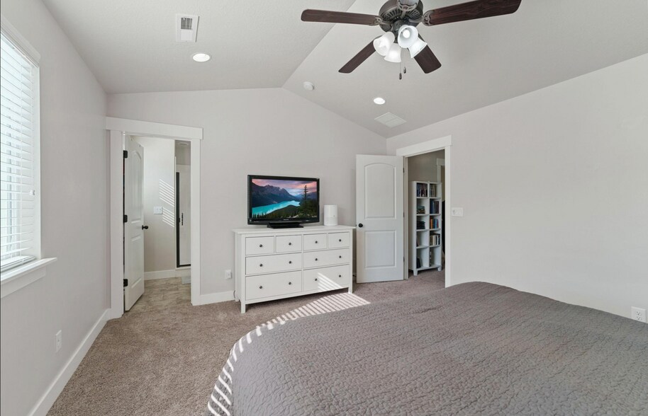 Building Photo - 203 W Silver Springs Dr