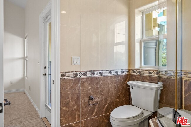 Building Photo - 1050 N Edinburgh Ave