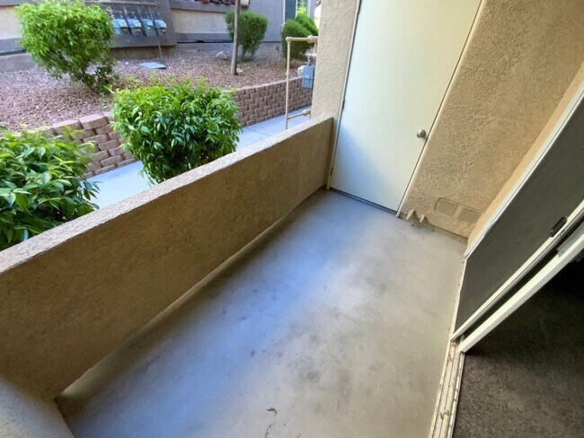 Building Photo - N.W. GATED COZY CONDO W/ COMMUNITY POOL AND SPA