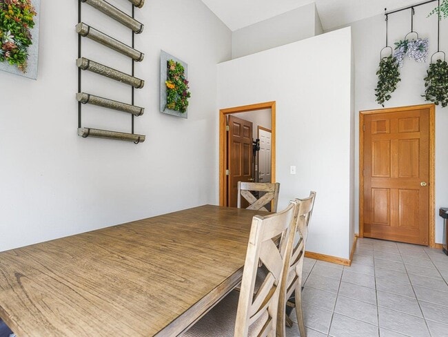 Building Photo - 251 Ashbourne Dr