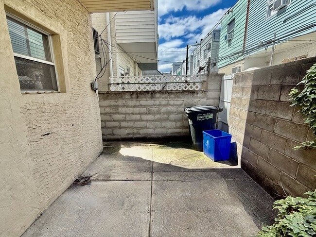 Building Photo - Spacious 3 BR / 1 BA HOUSE in Great South Philly location w/ Hardwood Flooring-Nice Kitchen-Washe...
