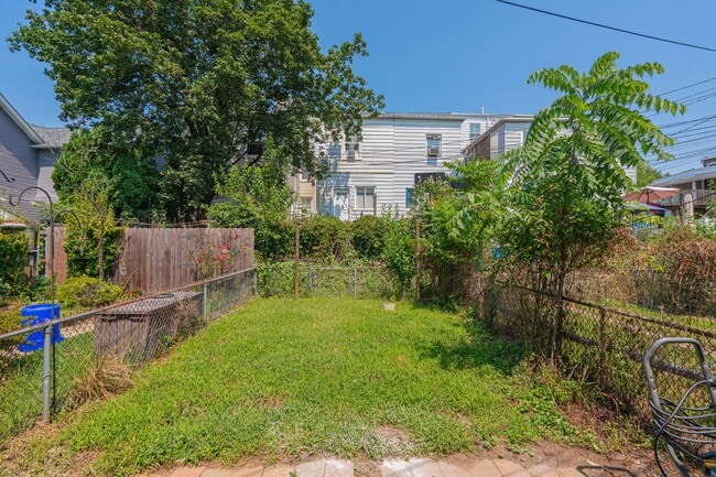Building Photo - UPDATED FOUR BEDROOM/1.5 BATH TOWNHOME