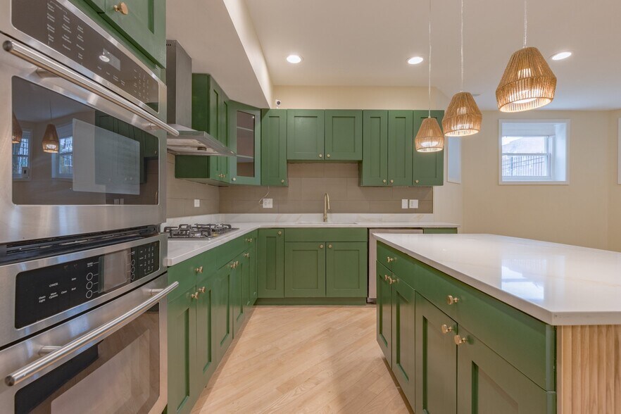 Building Photo - 4458 S Greenwood Ave