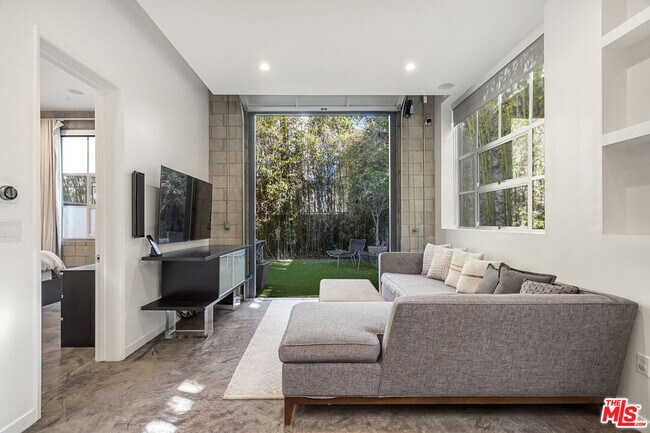 Building Photo - 710 Orlando Ave