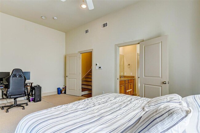 Building Photo - Bright and spacious townhome with a beautiful rooftop terrace to relax.