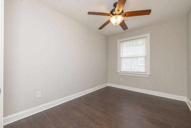 Building Photo - 220 W 31st St