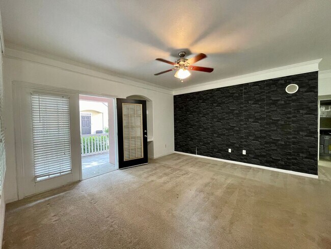 Building Photo - GREAT LOCATION!  SPACIOUS 3 BEDROOM 2 BATH...