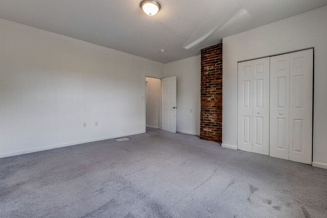 Building Photo - 2823 Cobden St