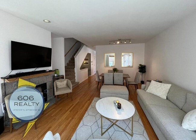 Building Photo - Beautiful, Single Family Townhome, Great L...