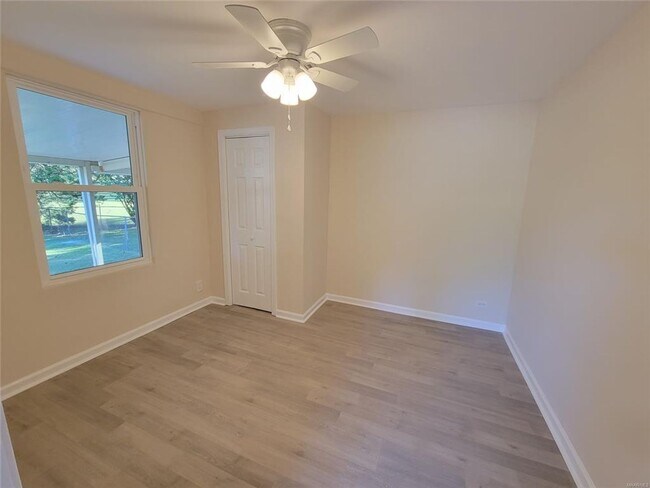 Building Photo - NEW Floors, Roof, Lights, Appliances, ect....