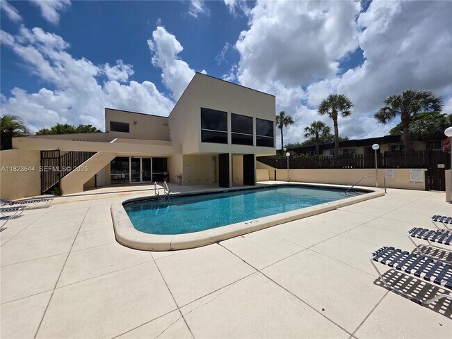 Building Photo - 13716 SW 90th Ave