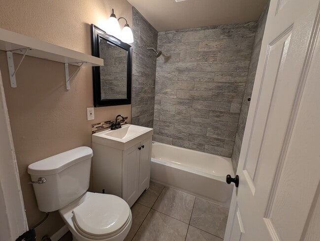 Building Photo - 3 Bedroom House in Shasta Lake, Fridge, Wa...