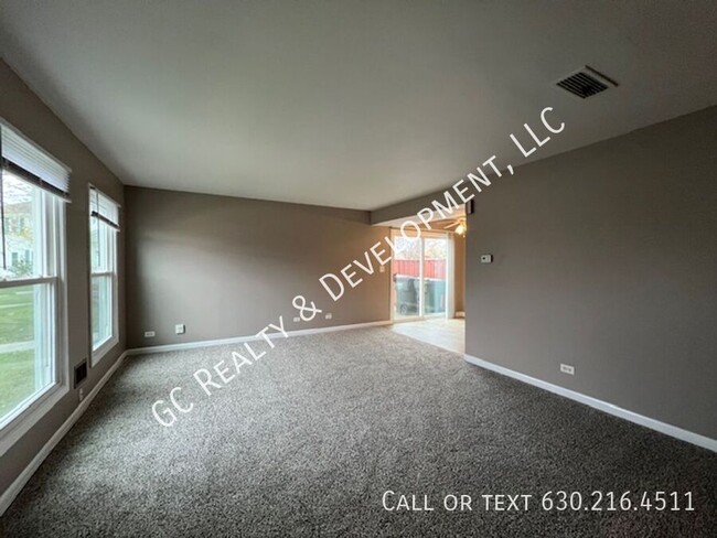 Building Photo - *** HOFFMAN ESTATES TOWNHOME / 2 BDRM - 1 ...