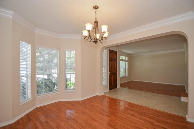 Building Photo - 910 Chinni Ct