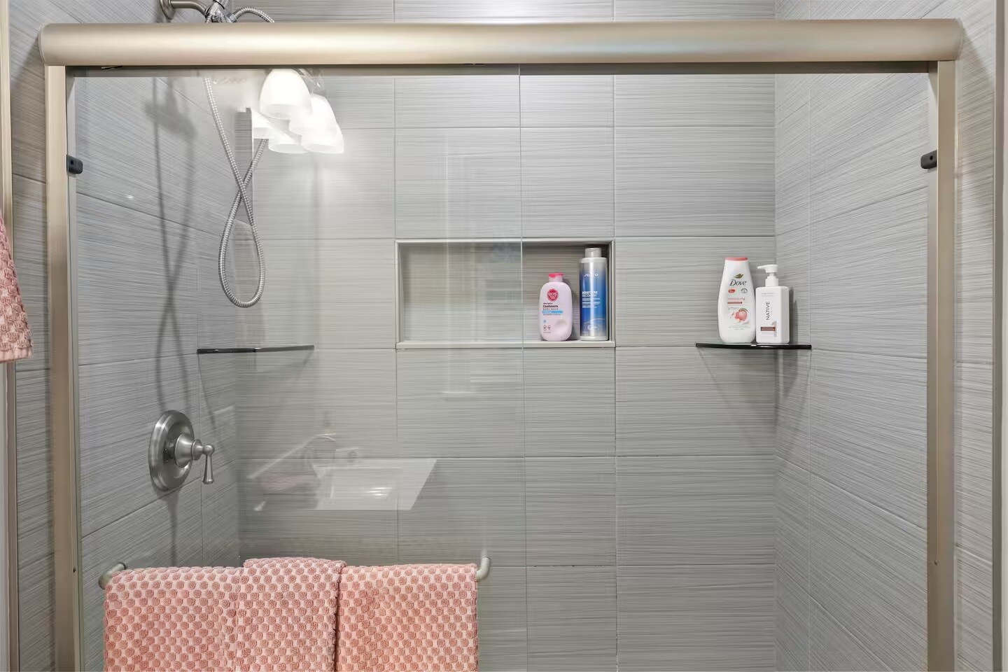 Full bathroom 1 - 1002 Juniper Ln