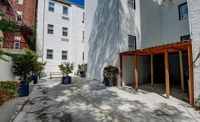 Building Photo - 231 E North Ave