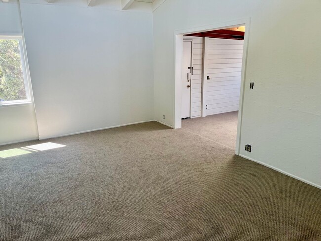 Building Photo - Bright 1.5 bed / 1 bath upstairs apartment...