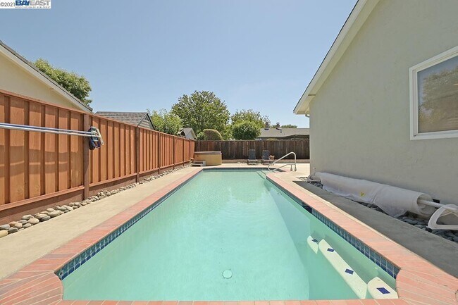 Building Photo - 560 Murdell Ln