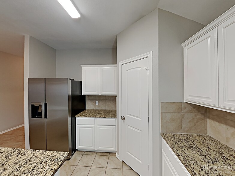 Building Photo - 2445 Carolina Dr
