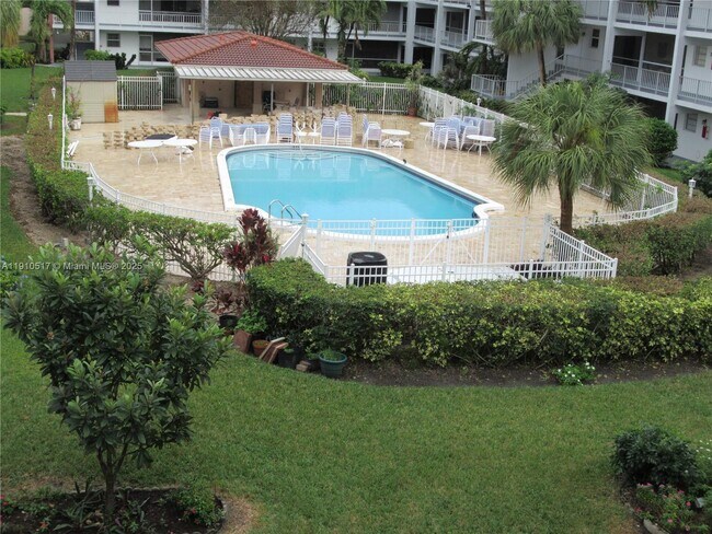 Building Photo - 581 Blue Heron Dr