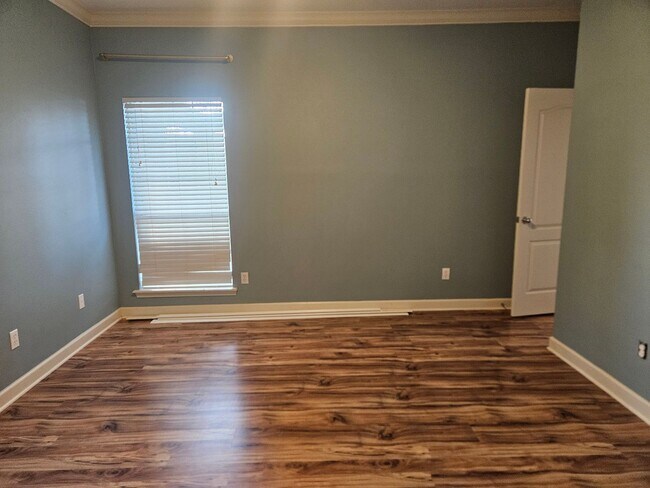 Building Photo - Stunning Executive Custom Built Home with Elite Appliances