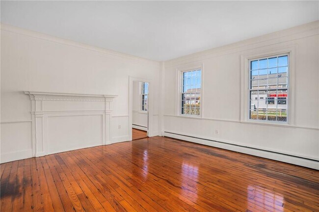 Building Photo - 14 Elm St