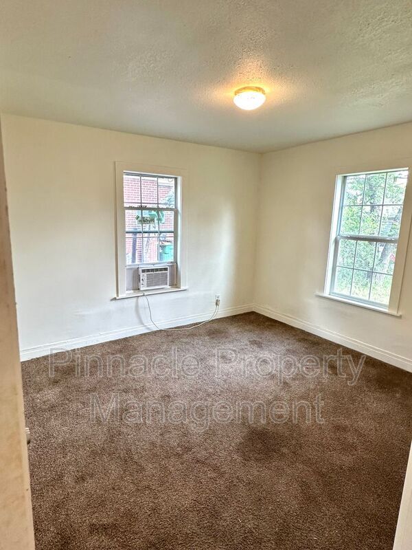 Building Photo - 717 E Harris Ave