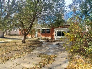 Building Photo - Spacious Ranch Style 4 BR Available in Aug...