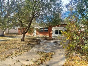Building Photo - Spacious Ranch Style 4 BR Available in Aug...