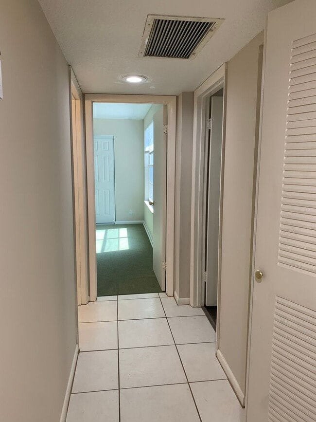 Building Photo - 2 Bedroom 1.5 Bath 2 Story Townhouse