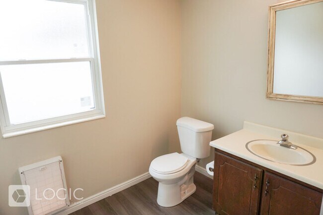 Building Photo - 1208 E Cedar View Dr