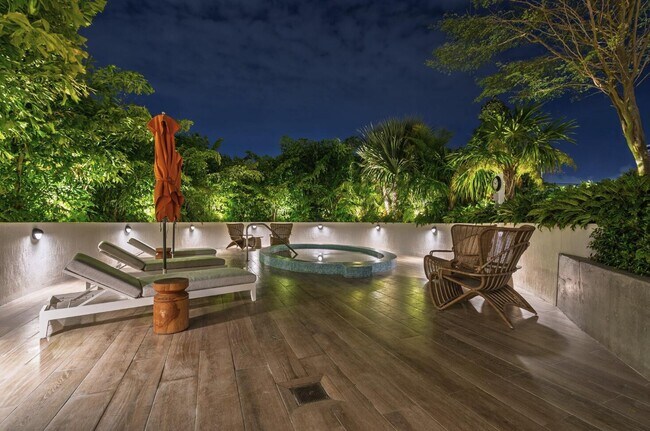 Building Photo - 700 NE 24th St