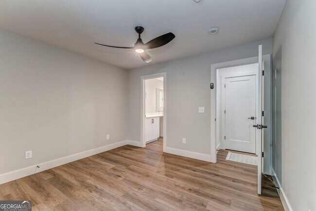 Building Photo - 93 Chateau Dr SE